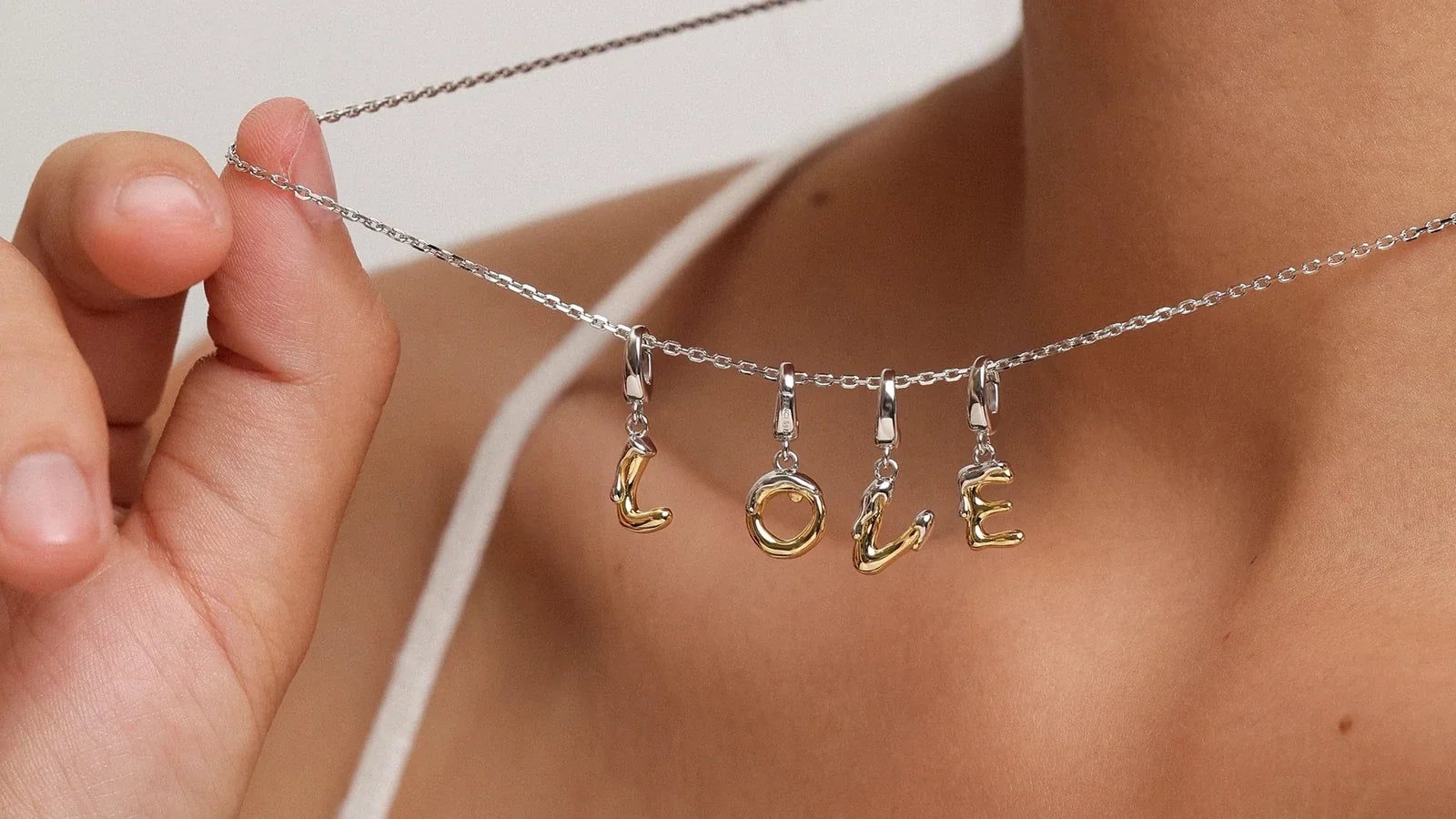 How to Choose Anniversary Jewelry That Tells Your Story