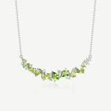 „Wisteria Whisper“ Blumenbarren-Peridot-Silberkette