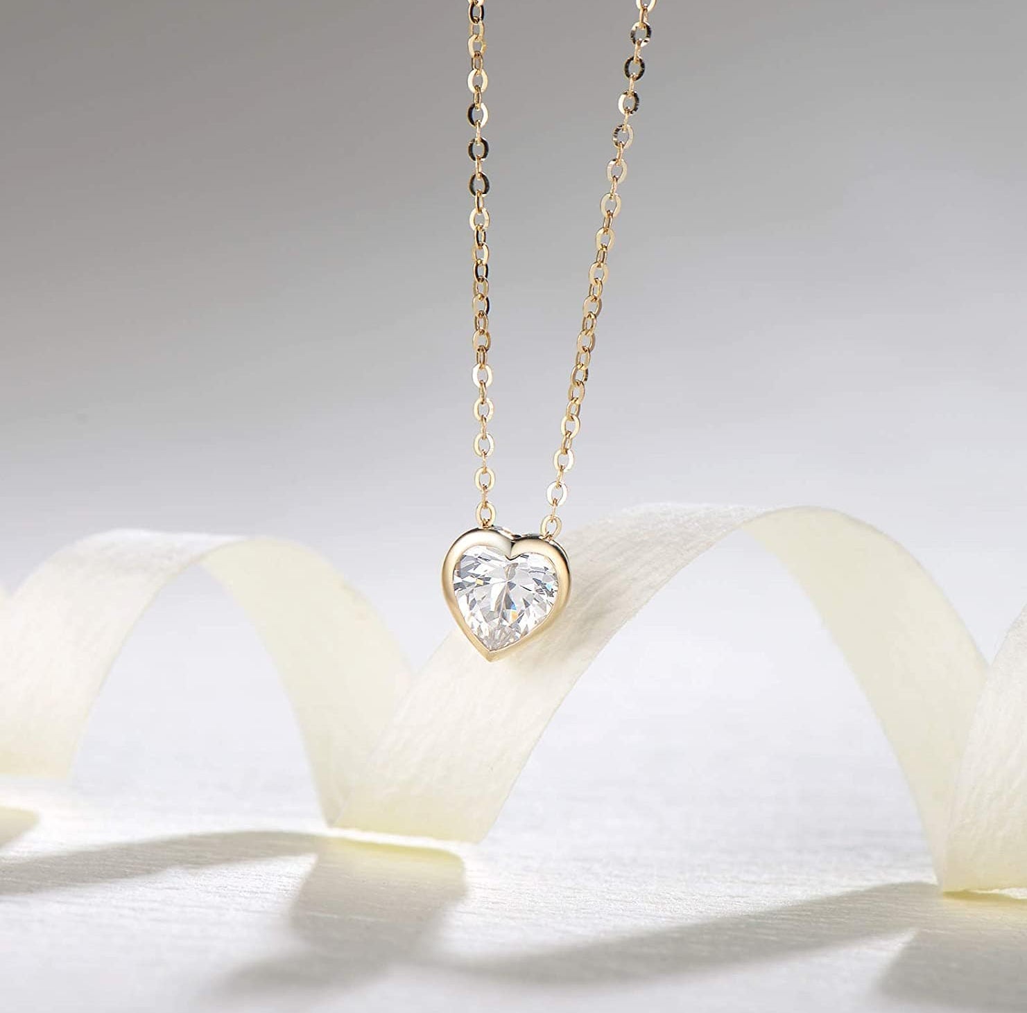 FANCIME Heart Shape Bezel 14K Yellow Gold Necklace Detail